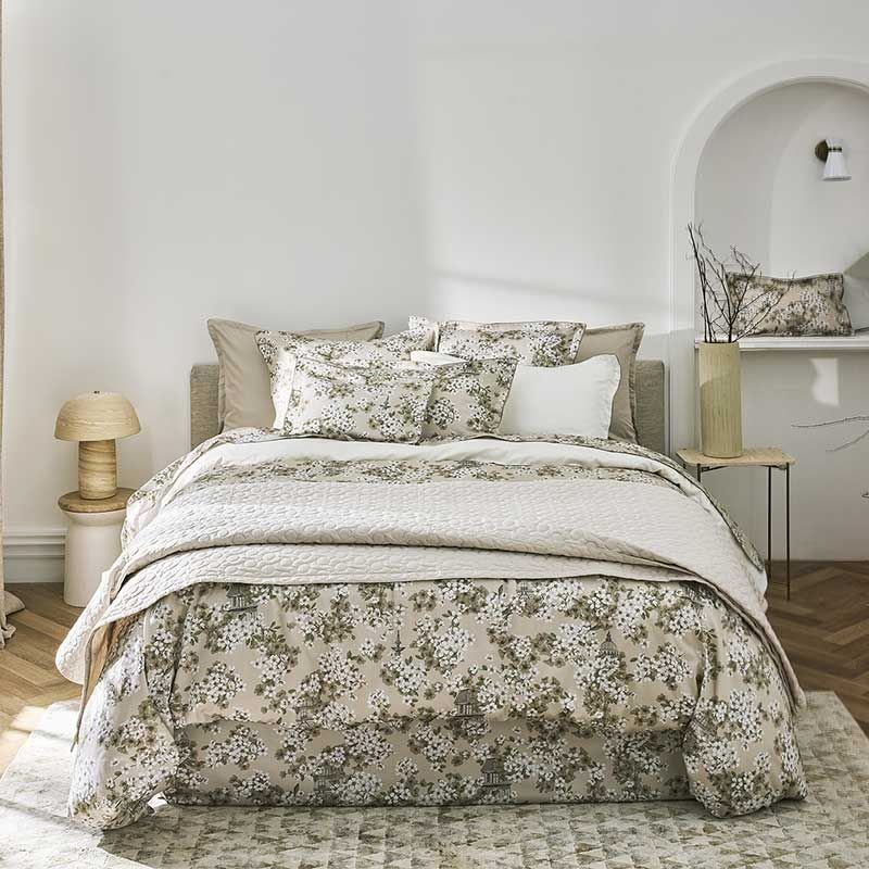 alexandre-turpault-parure-de-lit-satin-de-coton-ambiance-fine-fleur-2 Fine Fleur 4 Piece Bedding Set - Image 1